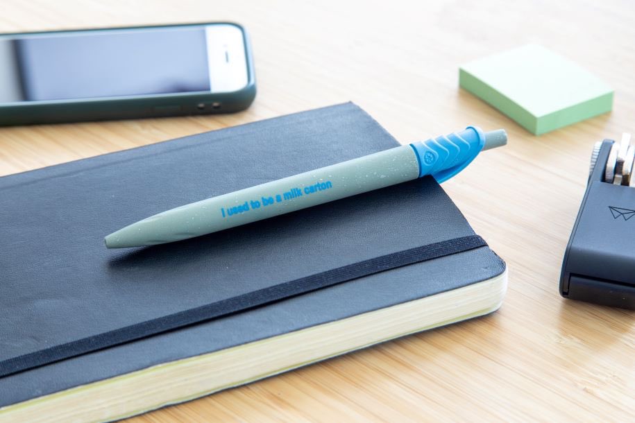 Safe our environment! Dieser Stift besteht aus recycelten Tetra Pak Getränkekartons. Das Recycling der Kartons führt zu einer Einsparung von 75% bei fossilen Brennstoffen, 90% bei Wasser und bis zu 70% bei #CO2-Emissionen (im Vergleich zum Einsatz neuer Rohstoffe). #eco#berlinger