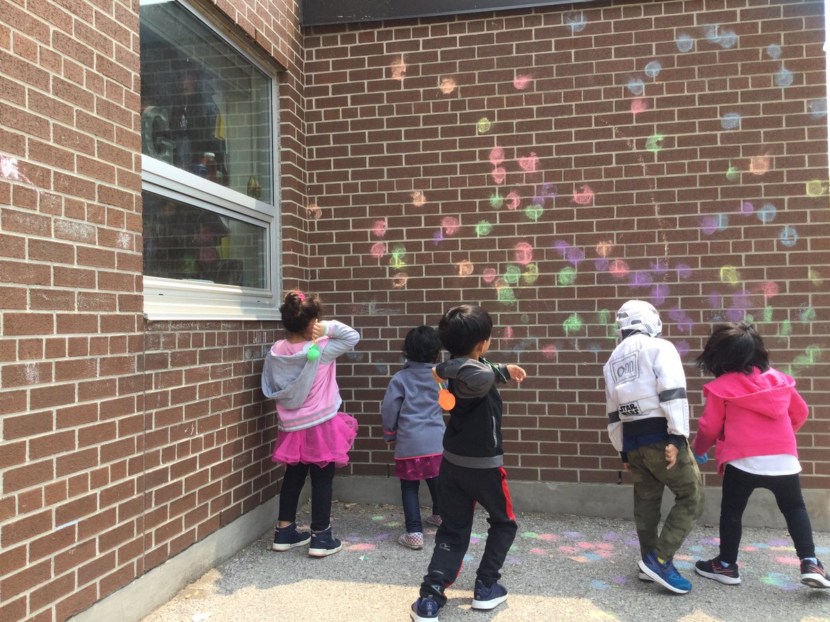 F_Garofalo1's tweet photo. CHALK BOMBS! Thank-you to our “fairy log mother” @whitneywilson27 for these super exciting & fun additions to the #OutdoorClassroom! This temporary #CollaborativeArt piece is our favourite & these #YoungArtists are now for hire!👩🏿🎨👨🏽🎨👩🏻🎨👨🏾🎨😂 #HolyFamilyTCDSB #Art #Play #AllOfTheFun https://t.co/TIV0sa8aC4