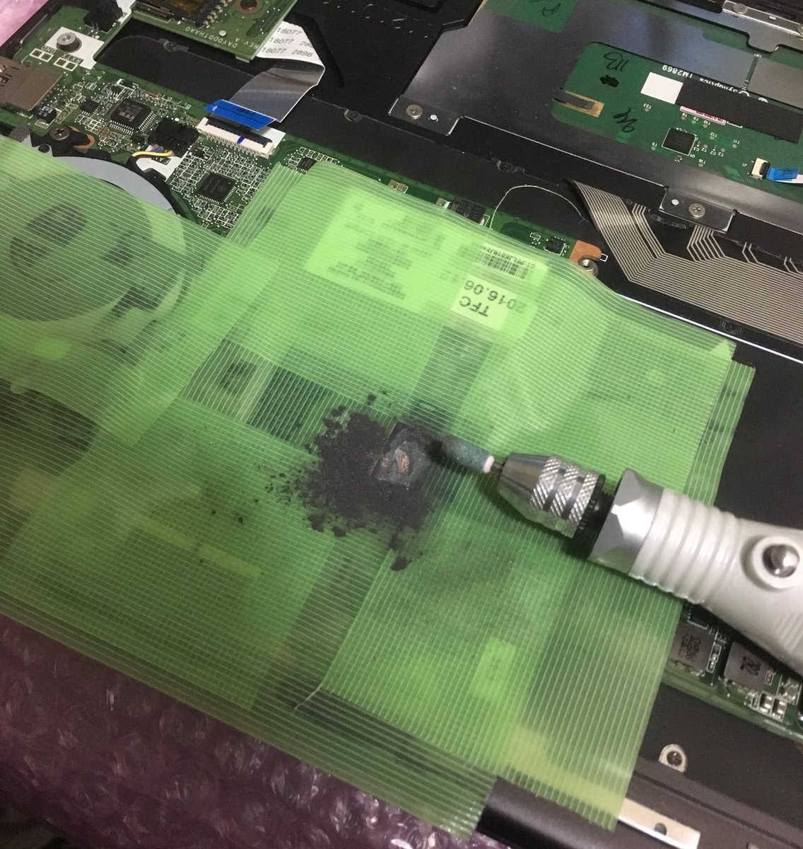 Pc修理廃人 新品ジャンクhp またもやcpu短絡 毎回毎回で嫌になってきたので何となくチップセット側を研磨してみた これだけ細かい配線が大量にされていれば壊れやすいのも当たり前に感じる リューターの振動で基板が壊れてないといいけど