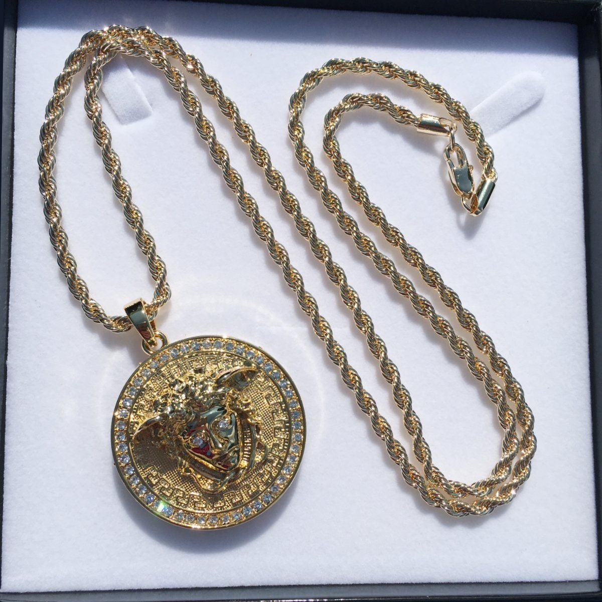Sell4Profit's tweet photo. PVD Gold Round Circle 3D Medusa Pendant Necklace 30 inches Rope Chain Included #jewellery #studs
£5.45
➤ https://t.co/ydoiL02ayZ https://t.co/SWKKoJFJxB