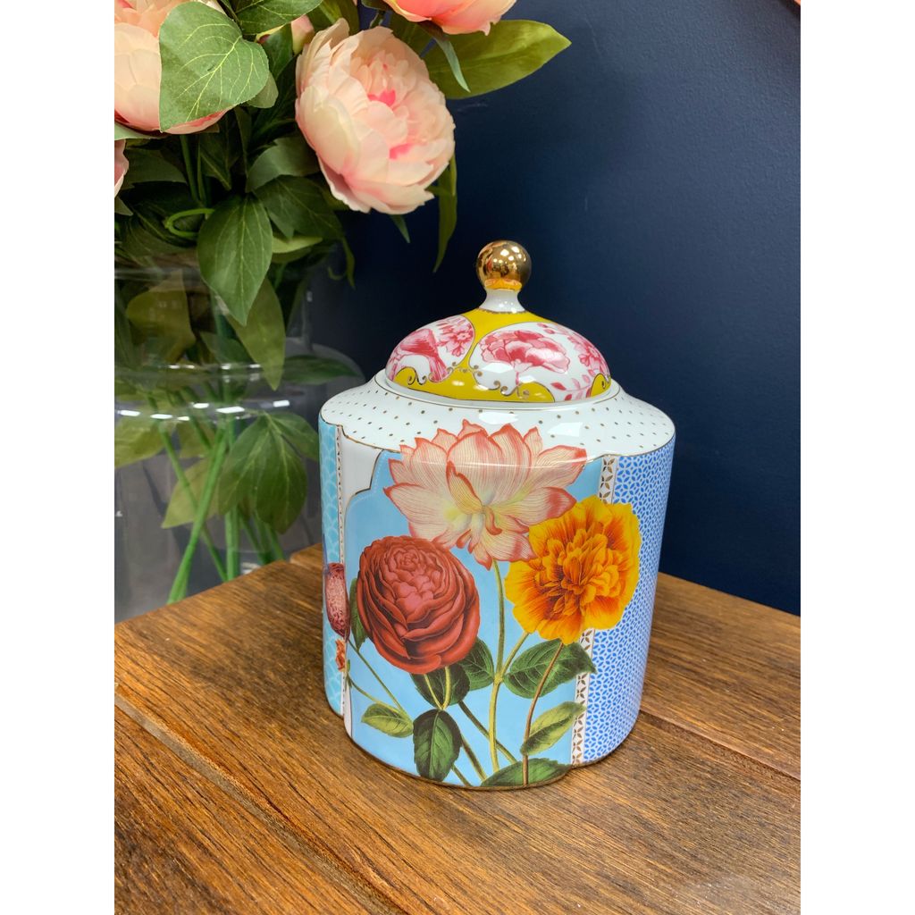 Beautiful storage jar.  What you keep in yours, biscuits perhaps! buff.ly/2HS3hyy