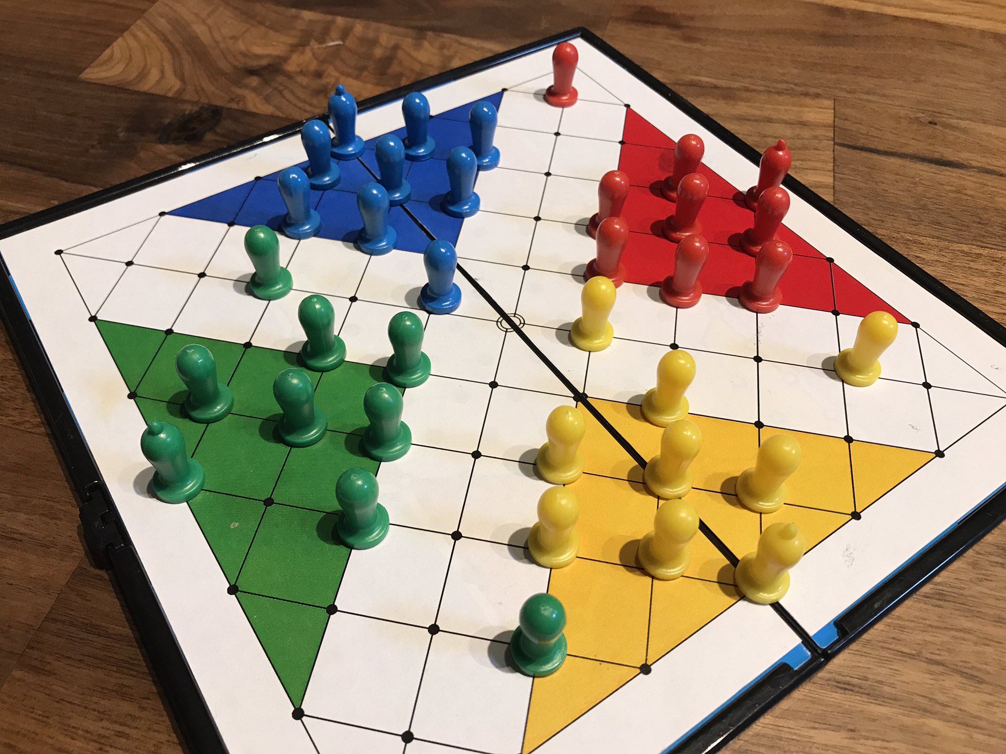 むげんびっと2 0 僕がゲームアプリを作ろうと思ったきっかけは この自作のボードゲームでした 持ち運びできて4人 まで遊ぶことができる とても楽しいゲームだと思ったので 玩具メーカーに売り込みに行ったのでした アプリを作るきっかけ T Co