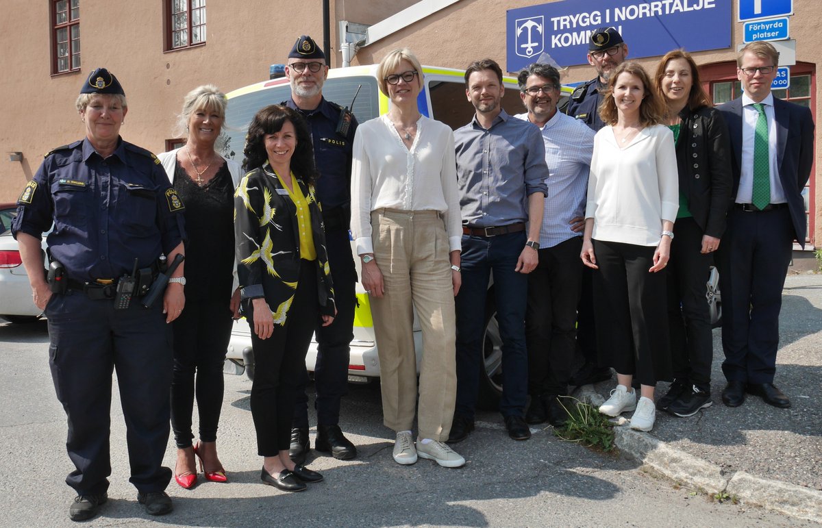 bjocew's tweet image. Idag har vi och @trygginorrtalje  haft ett mycket givande besök av statssekreterare Elisabeth Backteman (mfl). 

Under dagen har vi diskuterat lokalpolisområdets verksamhet, vår framgångsrika samverkan kommunen samt det nya arbetssättet "snabbare lagföring"polisen.se/aktuellt/nyhet…