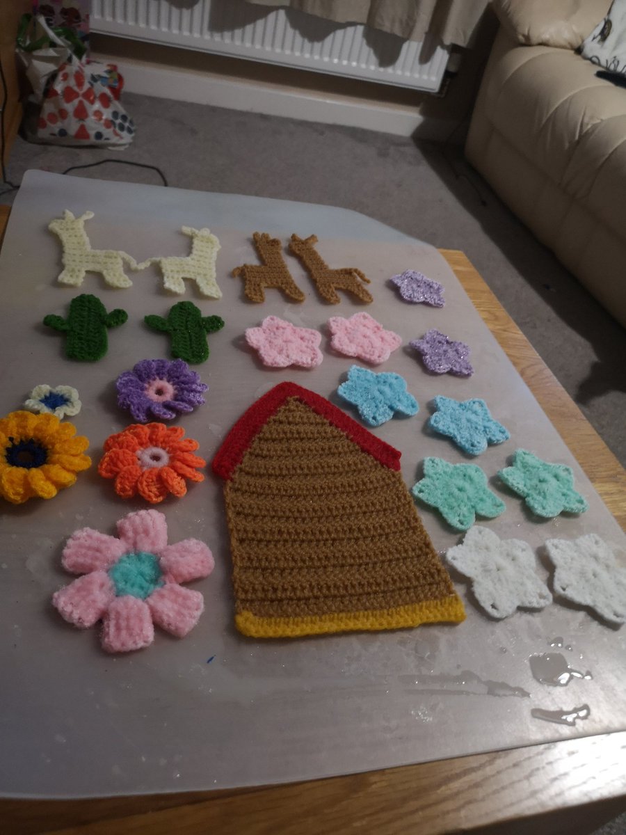 ECraftss's tweet photo. Another wall decor piece.. Definitely love what I do... I don't use any patterns when I crochet.. Mmmm what shall I create next the world and all that hehe #crochetqueen #crochet #lovecrochet #crochetime #wip #WorkinProgress #yarn #bunting #walldecor https://t.co/aQkULyBLfN