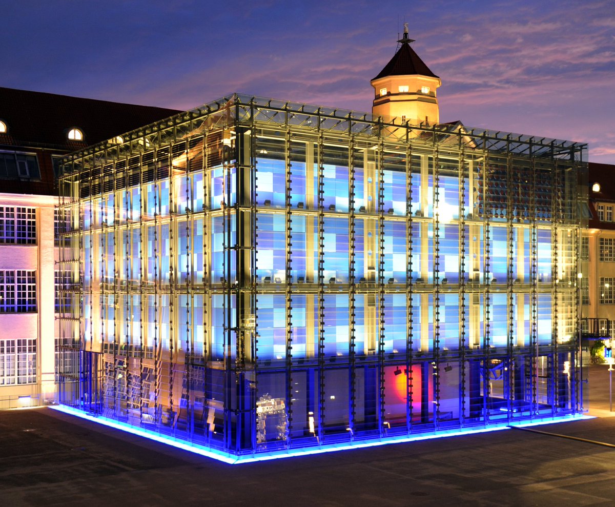 Ihr interessiert euch für die #Geschichte der #Medien und #Kunst? Dann solltet ihr euch "Wirting the History of the Future" im #ZKM nicht entgehen lassen! 😃 Hier findet ihr noch bis #Oktober 2021 Malerei, Lichtkunst, Soundart und elektronische Medien auf einem Fleck 🎨📸📇🎼🎥