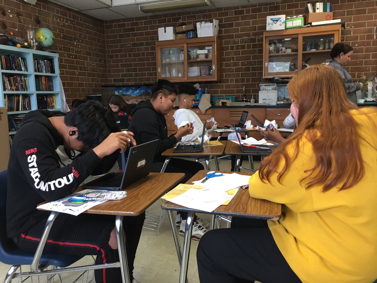 KathrynM101's tweet photo. Love how @JoannThomas81 is having students test out activities for next year’s 8th Grade Science Students! @LCSJackets @LexMidSchool #LMSmasterpiece https://t.co/Wt3AYaCrvg
