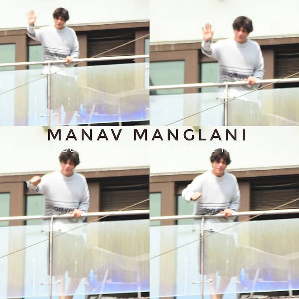 SRKFC555's tweet photo. #EidMubarak Wishes from #SRK outside #Mannat https://t.co/bbTYRoGhHh