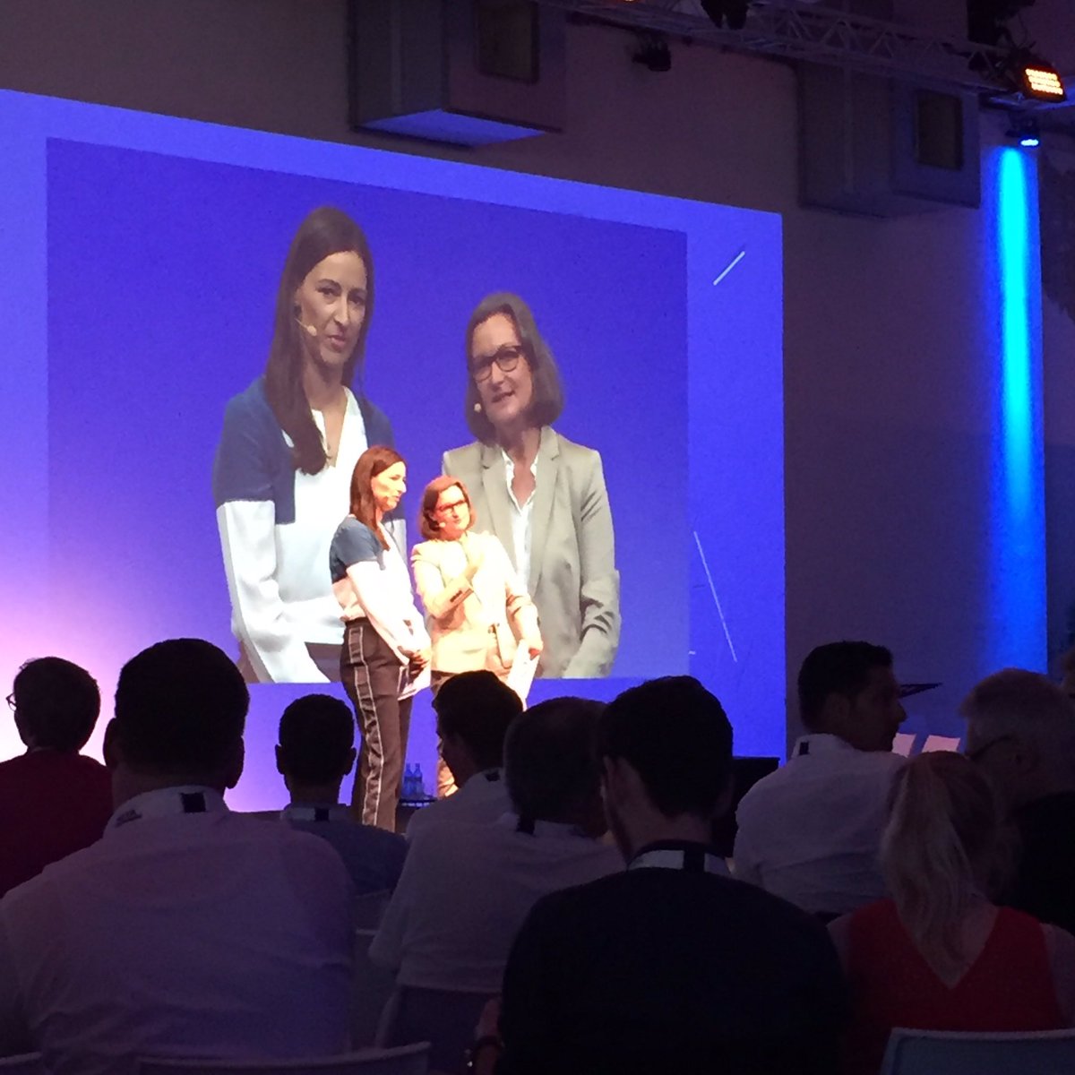 turi2's tweet image. Anja Vianden sagt trocken übers #Roboterjournalismus-Projekt des @DFB: „Wenn Verlage auf 75.000 Fußball-Plätze je einen Redakteur schicken würden, dann müssten wir das nicht machen.“ #beBeta