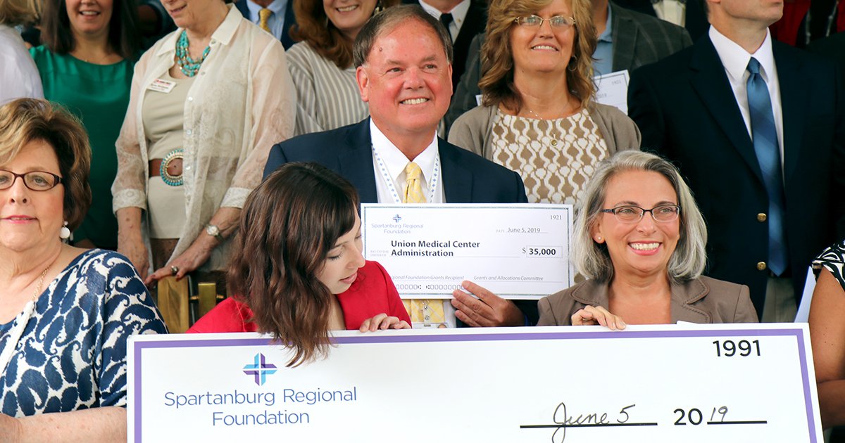 Union Medical Center's Paul Newhouse displays a $35K check for a bicycle program, health screening kits. The Foundation's grants extend to Union, Cherokee, Spartanburg counties. 
discoverhealth.org/know-more/5690…

#UpstateSC #onespartanburg #service <a href="/SptbgRegional/">Spartanburg Regional</a> <a href="/DiscoverHlth/">Discover Health</a>