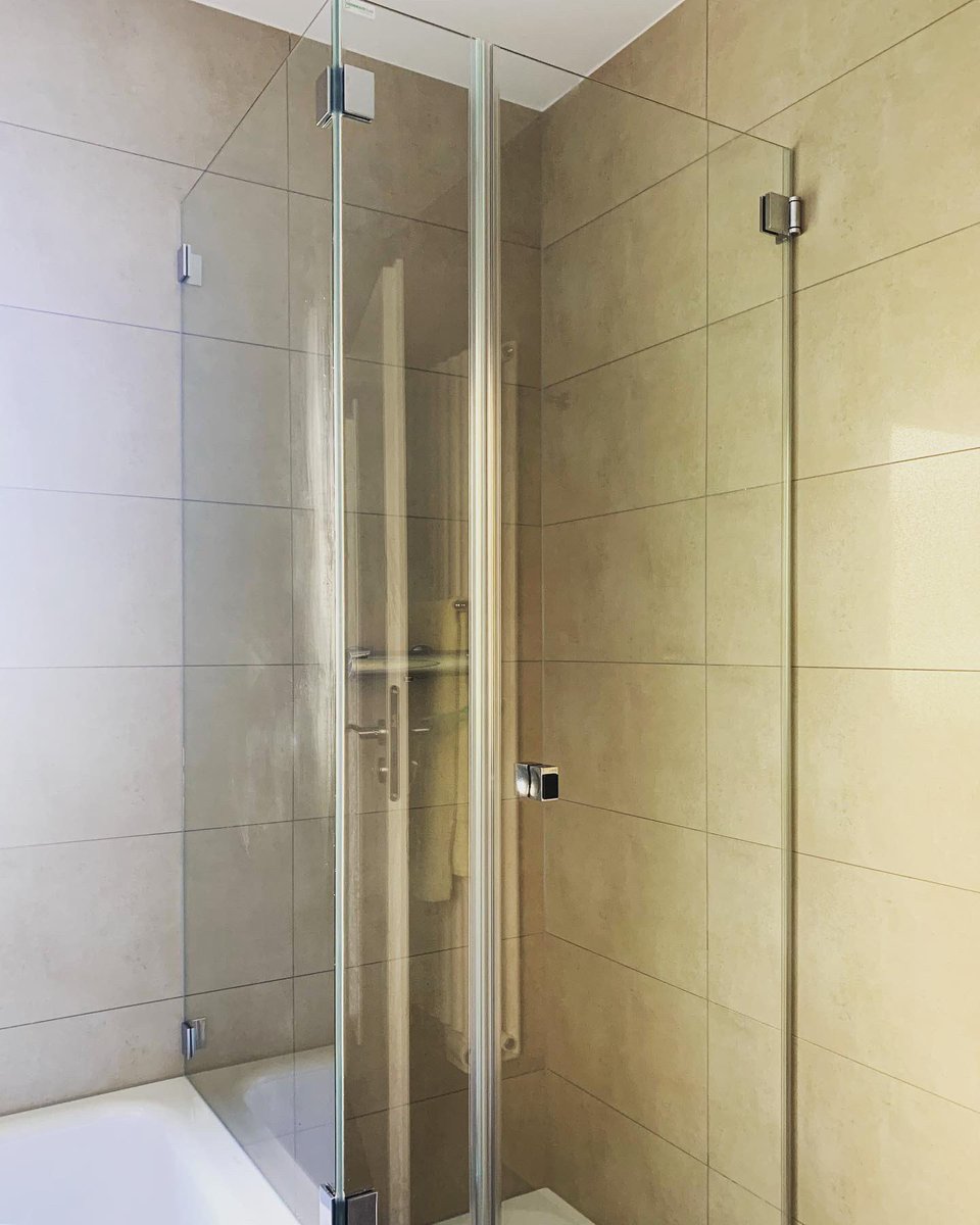 glasinnovation's tweet photo. #eckdusche mit einem verkürzten Seitenteil auf der Badewanne und ein über Eck gekoppeltes Seitenteil, mit polierten Eckausschnitt für die Badewanne und einer an der Wand angeschlagenen Drehtür, realisiert mit #beschlägen der Serie #flinter von #pauliundsohn https://t.co/9Sh4jAjbCn