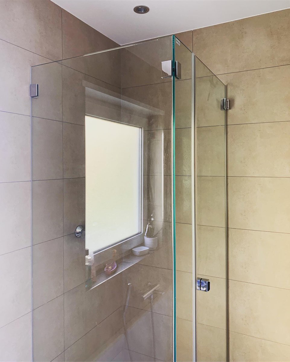glasinnovation's tweet photo. #eckdusche mit einem verkürzten Seitenteil auf der Badewanne und ein über Eck gekoppeltes Seitenteil, mit polierten Eckausschnitt für die Badewanne und einer an der Wand angeschlagenen Drehtür, realisiert mit #beschlägen der Serie #flinter von #pauliundsohn https://t.co/9Sh4jAjbCn