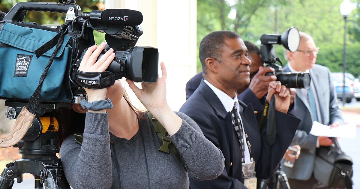 Journalists with <a href="/foxcarolinanews/">FOX Carolina News</a> and <a href="/GoUpstate/">Herald-Journal</a> record the outdoor check photo op after the the grant ceremony. discoverhealth.org/know-more/5690…

#UpstateSC #onespartanburg #service <a href="/SptbgRegional/">Spartanburg Regional</a> <a href="/DiscoverHlth/">Discover Health</a>
