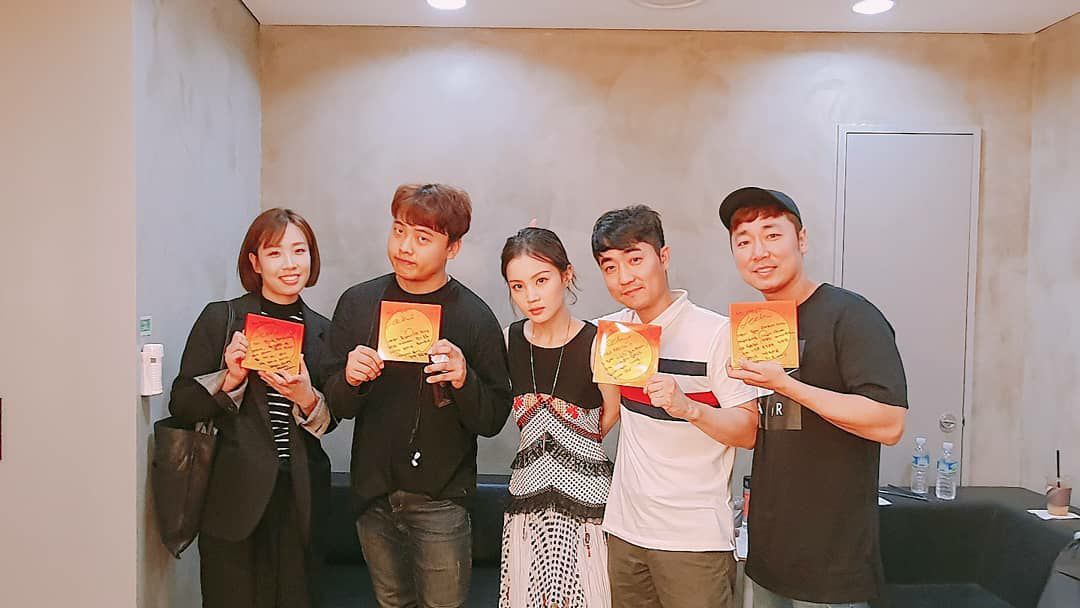 FLYHAYI's tweet photo. 190605 Lee Hi with her band members
cr. hola_sungho
#이하이 https://t.co/sMmqUhqUSI