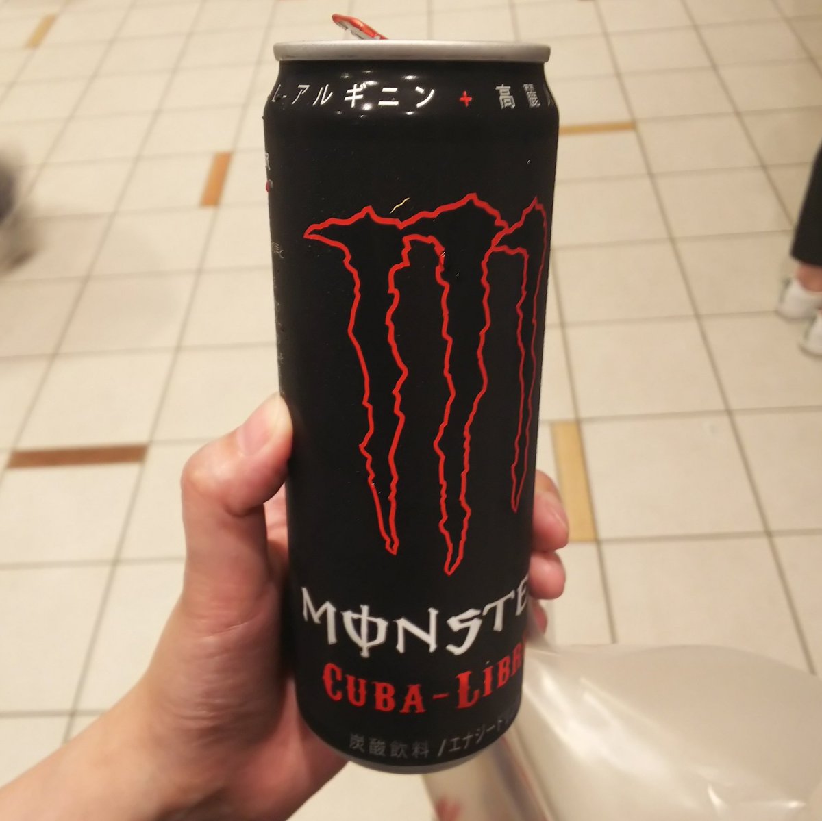 Hitomin 会場出る時にモンスターエナジー配ってて 死にそうなくらい水分欲してたからもらってすぐ飲んだwww モンスターエナジー様に命救われました ありがとうございました 僕たち飲むならモンスター O Hitomin 会場出る時にモンスターエナジー配ってて 死にそうなくらい水分欲してたからもらってすぐ飲んだwww モンスターエナジー様に命救われました ありがとうございました 僕たち飲むならモンスター O
