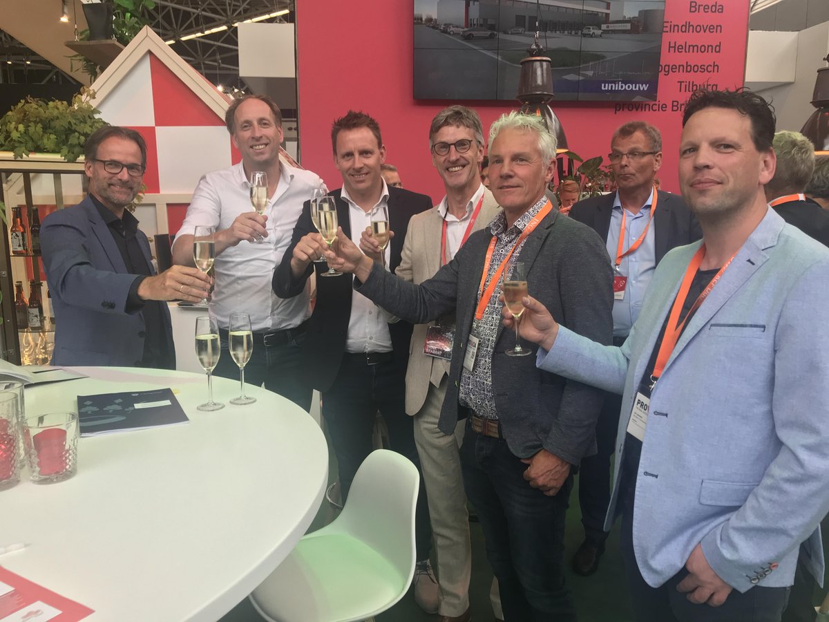 Op de <a href="/PROVADAre/">PROVADA</a> hebben we samen met de Van Dijk Groep een overeenkomst getekend met gemeente <a href="/shertogenbosch/">'s-Hertogenbosch</a>. <a href="/Unibouw/">Unibouw</a> gaat voor #Brouwers #Logistics een #distributiecentrum van 11.000 m² realiseren. #OndernemendBouwen #Provada2019 #VanDijkGroep #GemeentesHertogenbosch #Unibouw