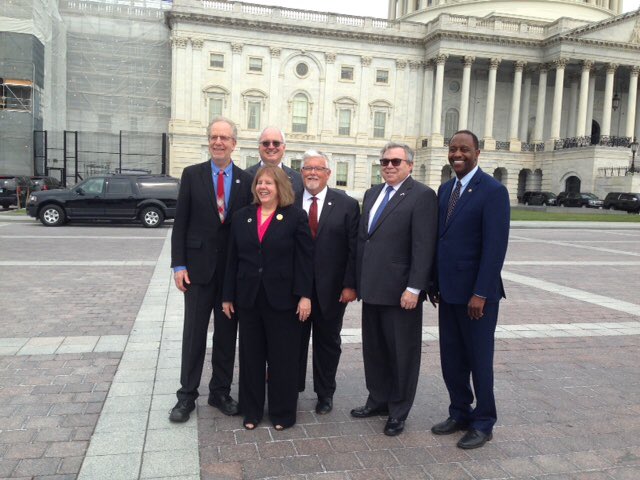 BobDohertyDC's tweet image. Now: leaders of largest doctor coalition in US, #AmericasDocs, share views on Rx pricing, gun violence research, other priorities w Congress. Represents 560,000 Frontline Physicians &amp;amp; Medical Students.  Pictured, far left is Dr. Doug DeLong, chair, @ACPinternists Board of Regents