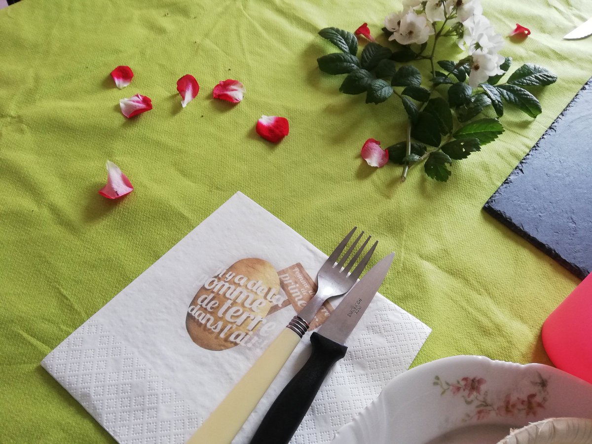 cindybeaugrand's tweet photo. Ce midi nous avons profité de l'occasion de la fête des mères pour tester mon colis reçu y a peu de temps.Nous avons fait un poulet avec les pommes de terre primeurs, oignons, poivrons. C'était un délice.
@grooplay @lespommesdeterre #PommesDeTerrePrimeurs #dinerdefi https://t.co/IA1G5GKjPA