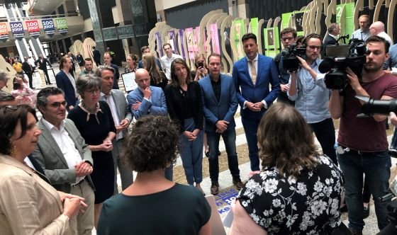 OriettaKoster's tweet image. Erg tevreden over het aanbieden van de petitie gisteren. Veel positieve reacties van de aanwezige Tweede-Kamerleden. We kijken uit naar de vervolgstappen! 

#sensorvergoeding #petitie #glucosesensor #t1d #diabetestype1 #diabetes #technologie #zorg #tweedekamer