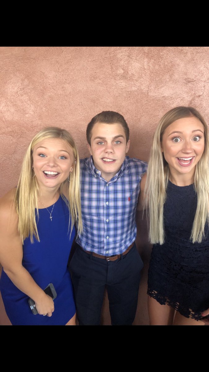 ava_ackerman_'s tweet photo. Happy birthday Big des 🎈🎉🎊 😂 have a good one !! @Desimone6988 https://t.co/GnLwWqXlfL