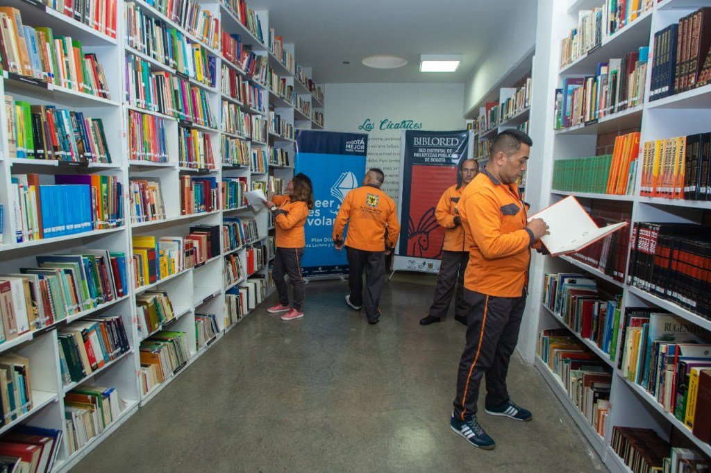 ElAvanceCo's tweet photo. Alcalde de Bogotá inaugura la Biblioteca de la Cárcel Distrital https://t.co/kFZHeFeiHE https://t.co/vd7I44Q1dT