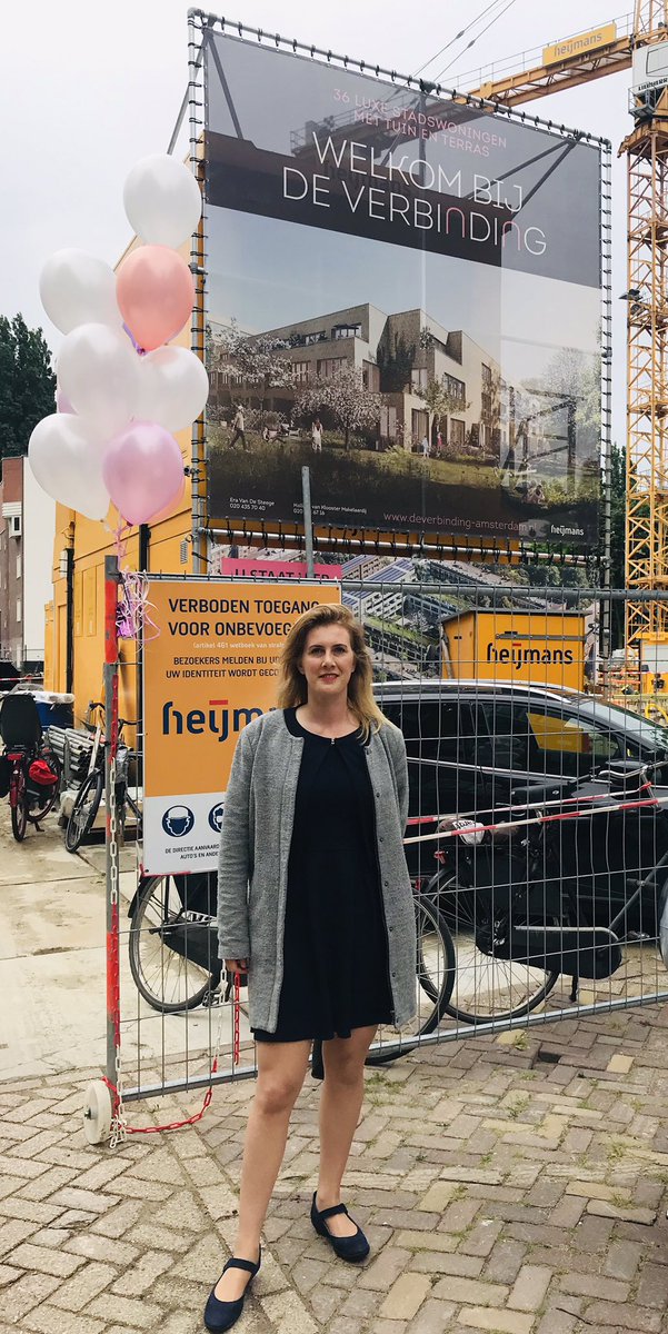 020West's tweet photo. De picknicktafels staan al in de toekomstige binnentuin van De Verbinding: @MelanievdHorst was bij de start van de bouw en verwelkomde de bewoners van 80 duurzame woningen in Amsterdamse School stijl #deVerbinding https://t.co/8AwEtX8I0o