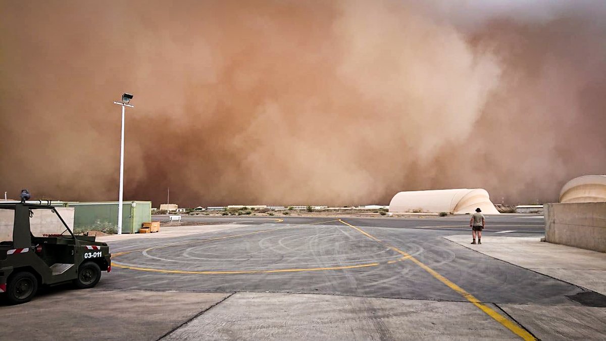 EscadronsChasse's tweet photo. Thundercloud + dust storm = no fly day !
// Orage + vent de sable = vols bâchés ! //
#EC3_11 #Djibouti #BA188 https://t.co/nFbPZWieKH