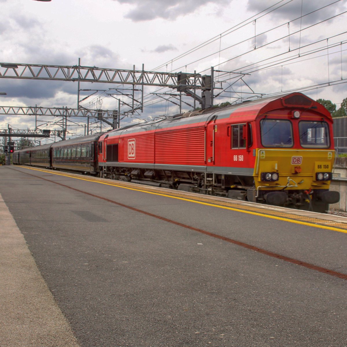 WestMidlander2's tweet image. 66150 working 505H (Royal Train Stock) Crewe to Wolverton. @RailwayMagazine @rlyherald @railwaysillus @Modern_Railways @RAIL @DBCargoUK  #Db #royaltrain #Nuneaton #crewe #Class66 #Royal