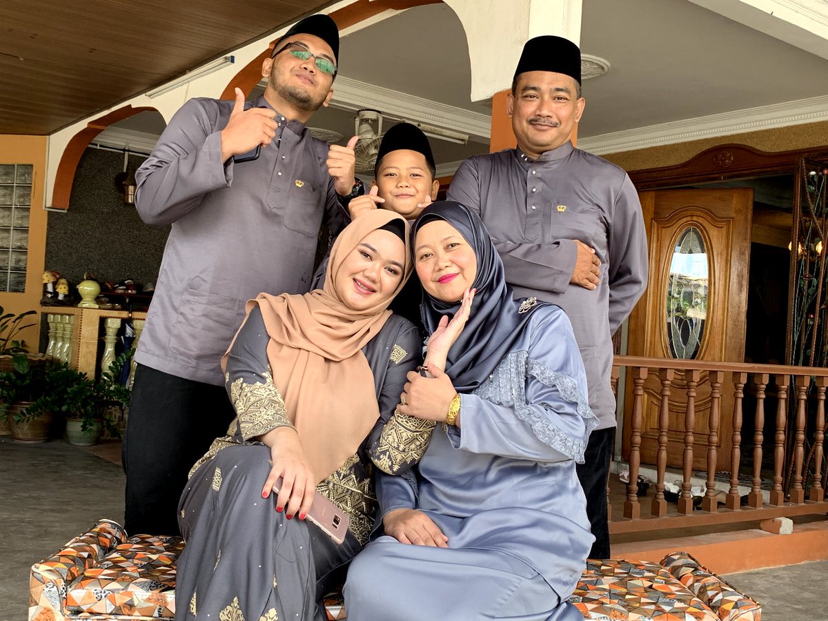 sofiyazukee's tweet photo. Nik's family 💕 #teamgrey #firstraya https://t.co/jxePj7U5pq