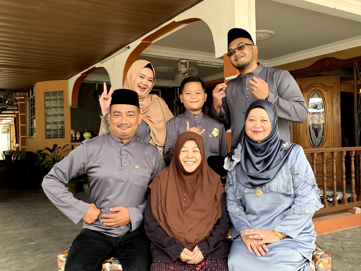 sofiyazukee's tweet photo. Nik's family 💕 #teamgrey #firstraya https://t.co/jxePj7U5pq