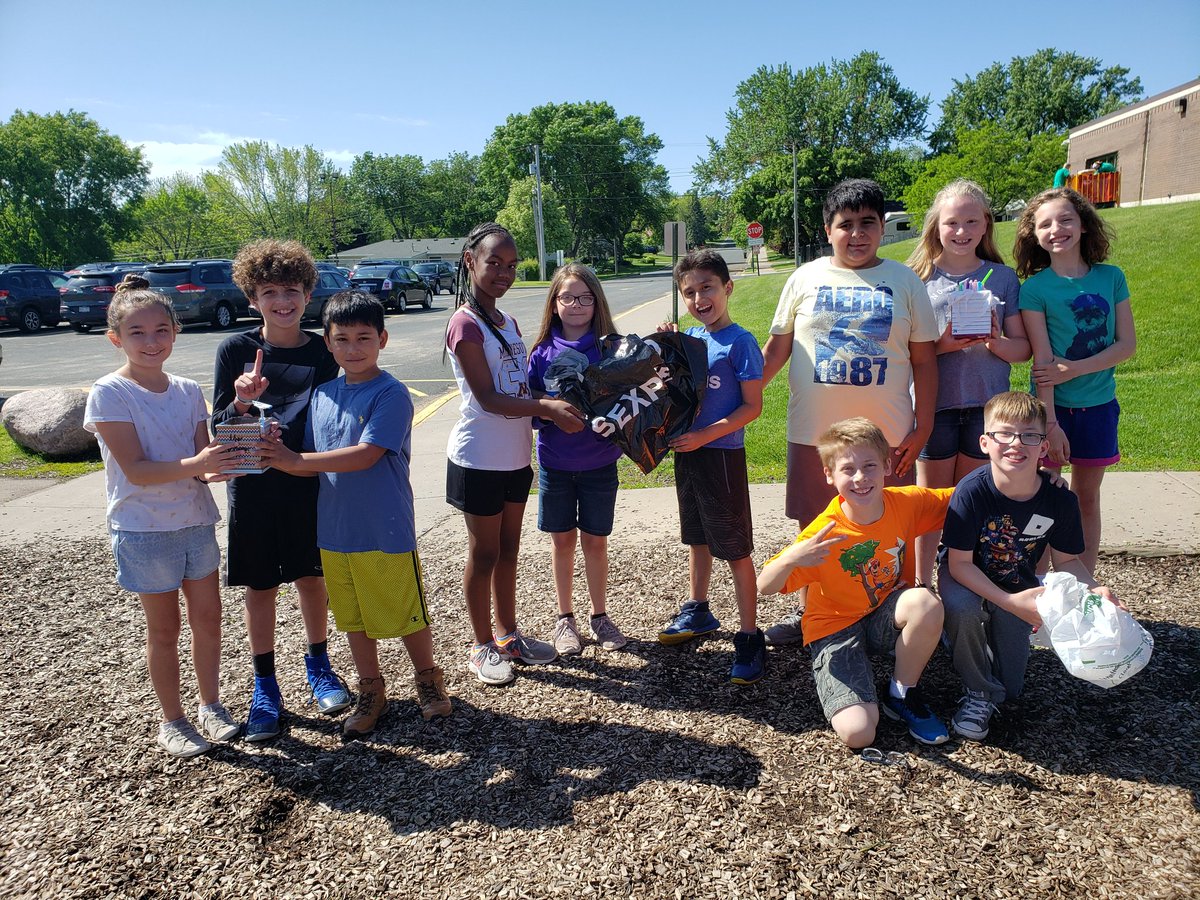 mrsanichHT's tweet photo. Final STEM project of the year - Egg Drop!  These 4 groups built successful contraptions to keep their eggs safe.  #HTSpartans https://t.co/dUNw0YVE7O