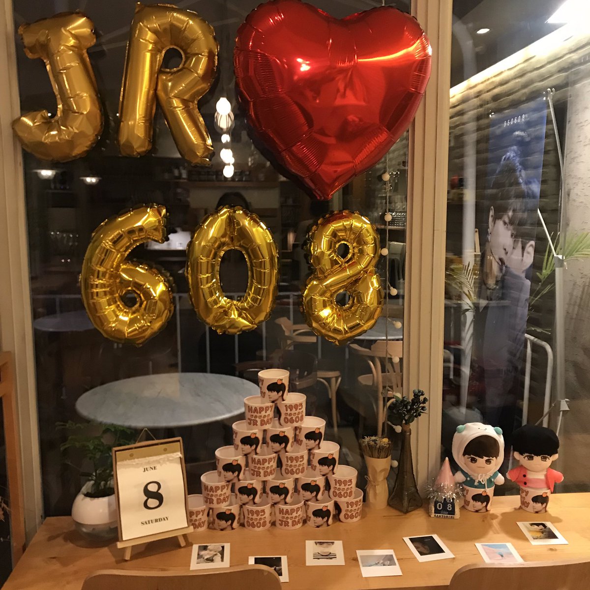 nuest_noonsong's tweet photo. 🍑합정 카페 Ego 

대형 배너 종현이가 러브들을 기다려요💖
아메리카노 대신 아메리쩨노! 바닐라라떼 대신 바닐라라쩨!라고 쓰인 영수증을 받으실 수 있습니다!
영수증 하단에는 해시태그도 함께 적혀 있습니다 :)
선착순 100분께 JR이라고 쓰인 마시멜로도 드리고있으니 서둘러 주세용 🥰

#뉴이숙트 https://t.co/CB0T8pfpqw