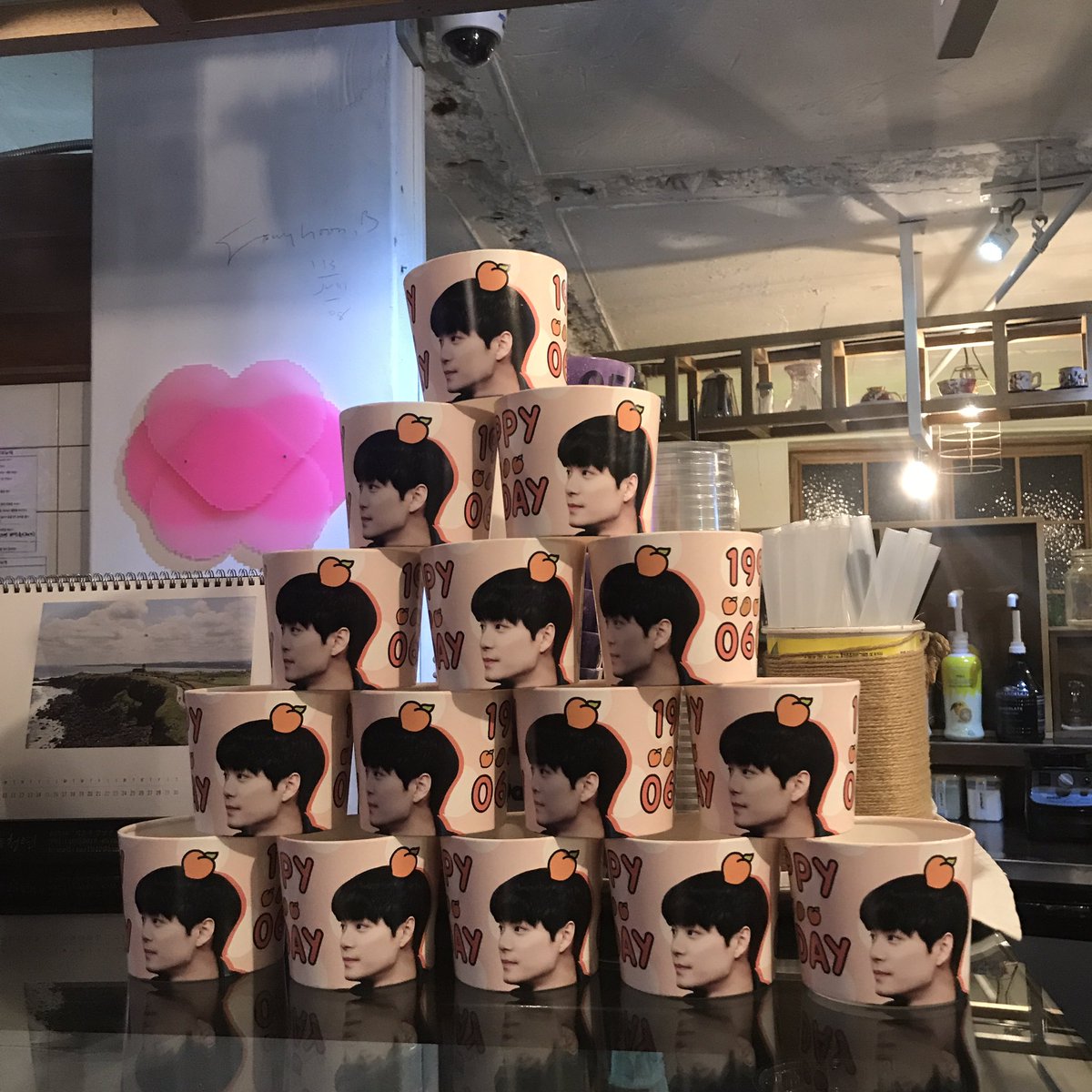 nuest_noonsong's tweet photo. 🥔강남 뉴코피커피

종현이 생일 이벤트는 💖3층💖에서 진행됩니다 :)
3층은 오후 9시까지 운영하니 관람하실 분은 유의해 주세요!
뉴코피커피에서는 이전의 아론이컵홀더를 소량 보관하고있어 원하시는 분은 결제시 말씀해 주세요! ٩(♡ε♡ )۶
#쩨알이생일축하하러가욧 https://t.co/dBFlKEZLDq