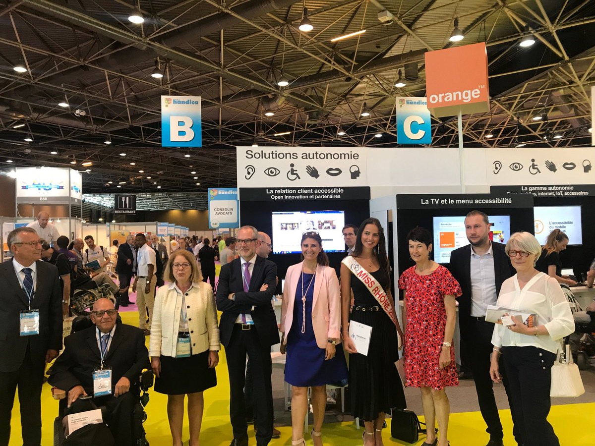 OrangeAuRA's tweet photo. Découverte du Salon #HandicaLyon, en faveur de l'#accessibilité et l'inclusion numérique. Au programme jusqu'à demain avec nos experts :
⌚️Montre braille connectée #DotWatch
📱Appli téléphone adaptée #TactileFacile
👀Smartphone dédié à la déficience visuelle #SmartVision2 https://t.co/jiKP3jDtCW