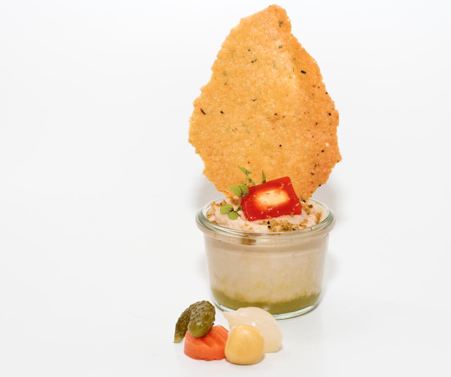 SABOREACV's tweet photo. Espadan31 con su tapa un Altra Mousse amb picaeta: mousse de cacahuete collaret y coliflor, gelatina de pebrera, confitura de encurtidos, gomasio de cacahuete y encurtidos de cracker de altramuz. Podéis visitarles en la zona del Cabanyal. https://t.co/K7qTozvb3R