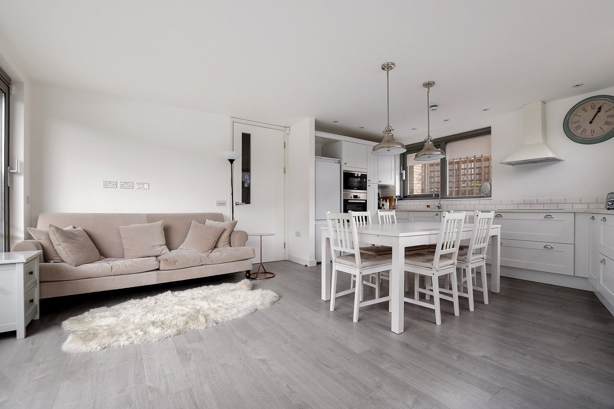 greeneandco's tweet photo. A stunning two double bedroom apartment situated on the ground of this brand new build.
 
💷 £550 pw
 
https://t.co/Kd6nZnBJaz https://t.co/bKKD0wCFF1