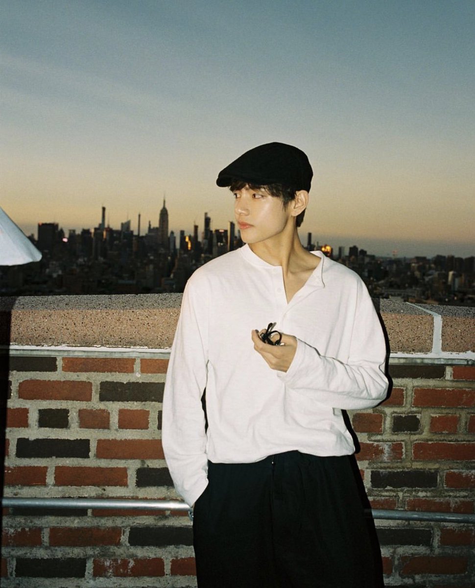 Jk: เล็กก็เล็กแค่ตัว แต่หัวใจผมโตแล้ว
V: หึ เด็กน้อย
#taekook #ลัทธินมกล้วยของคุณคิม