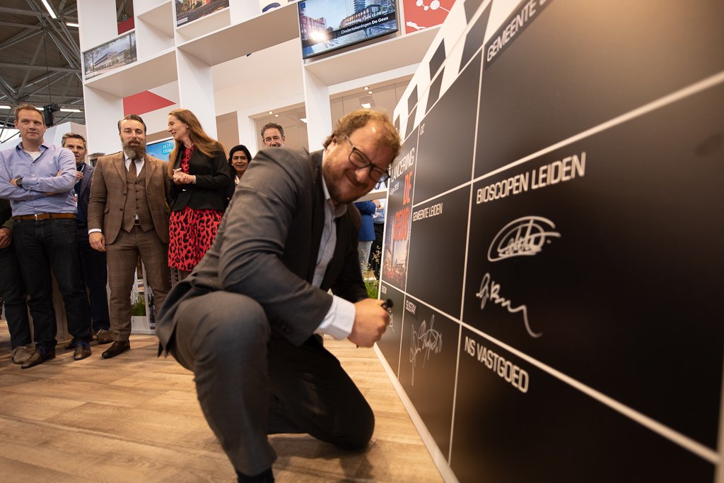 bioscopenleiden's tweet photo. De contracten voor onze megabioscoop De Geus zijn vandaag getekend! https://t.co/QllSLX78ub