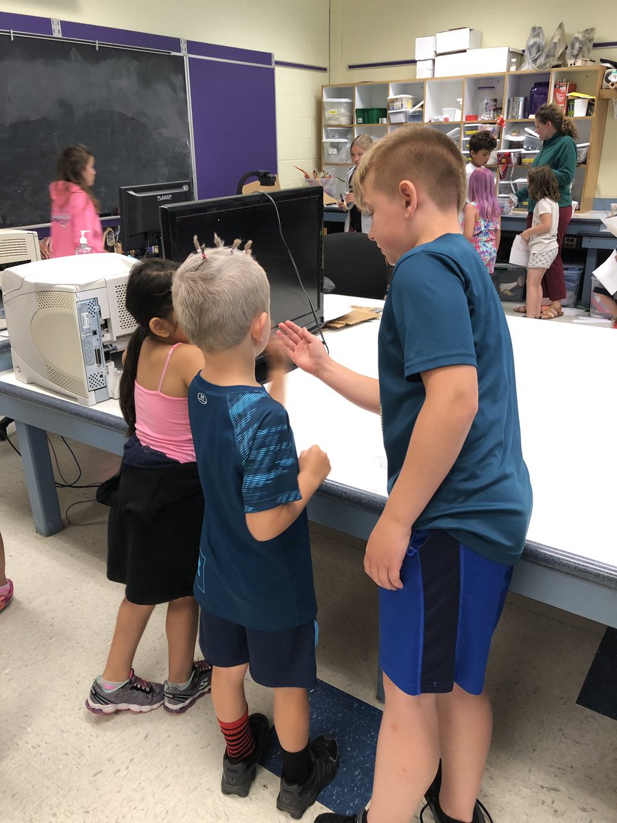hochjoa's tweet image. We helped out K on their first Makerspace Trip. It made me smile to see these kiddos being so patient and helpful. ❤️ #ses #mentorstudents