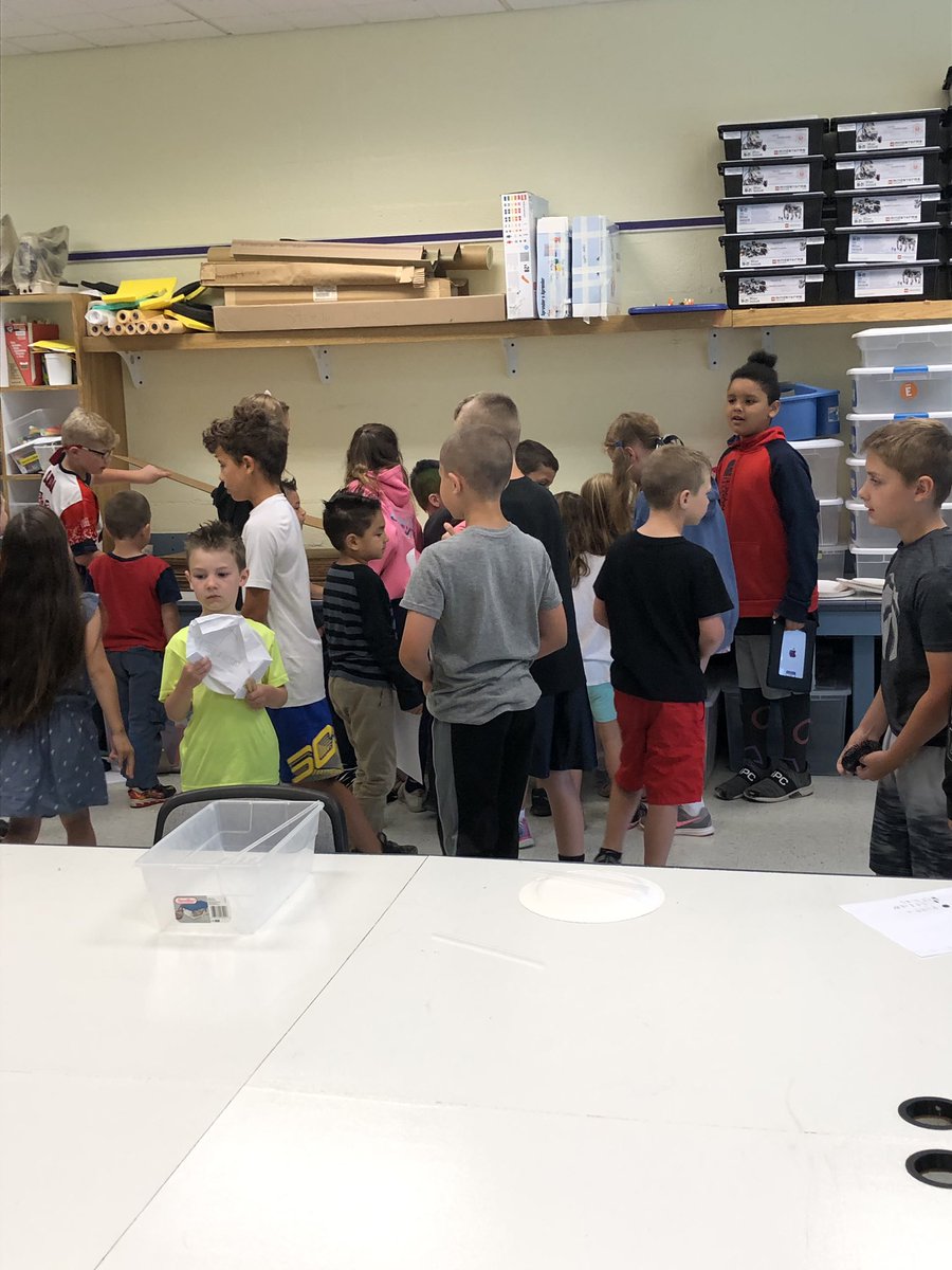 We helped out K on their first Makerspace Trip. It made me smile to see these kiddos being so patient and helpful. ❤️ #ses #mentorstudents