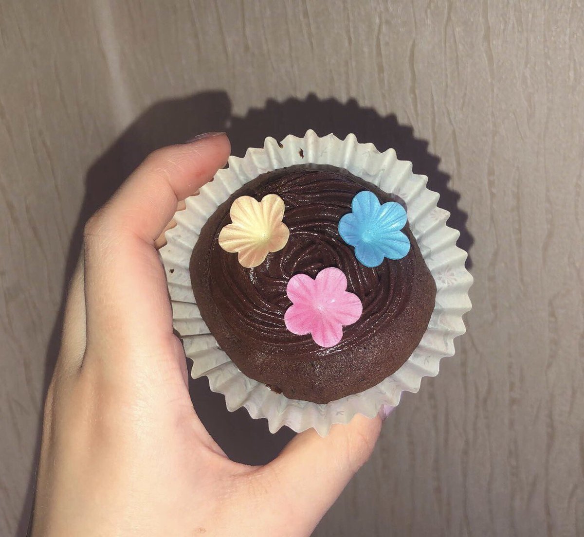 DailyLifeOfDena's tweet photo. New blog going up soon. Make sure you check it out ❤️x 
#newblogpost #cake #Flowers #cupcakeday #chocolate #baking #blogger #bloggerlife #lifestyle #GirlPower #Checkpoint #chocoholic #CupcakeHour #bloglovin #GRLPOWR https://t.co/PeJai5K0lr