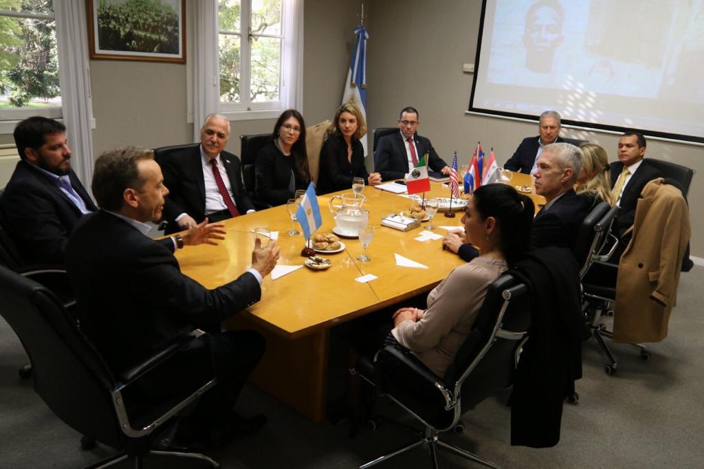 Ayer <a href="/Daruffa/">Deluma</a>, participó de una reunión organizada por el Director Nacional de Migraciones, <a href="/HoracioGarciaOK/">Horacio García</a>, embajadores, funcionarios diplomáticos y consulares, con el objetivo de trabajar en conjunto para mejorar las condiciones de los inmigrantes en nuestro país.