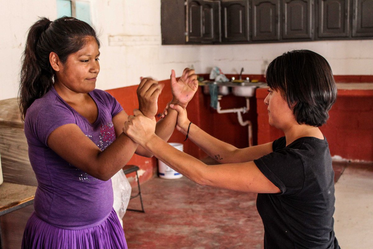 spyci_chihuahua's tweet photo. Como parte de las actividades del programa interinstitucional Napawika Nochaba (trabajando juntas y juntos, @coepi_chihuahua en conjunto con @MukiraOrg, imparten talleres de defensa personal para mujeres de comunidades indígenas urbanas. 

Checa 👉🏾https://t.co/GzuLeyySOa https://t.co/JCtHGqzID5
