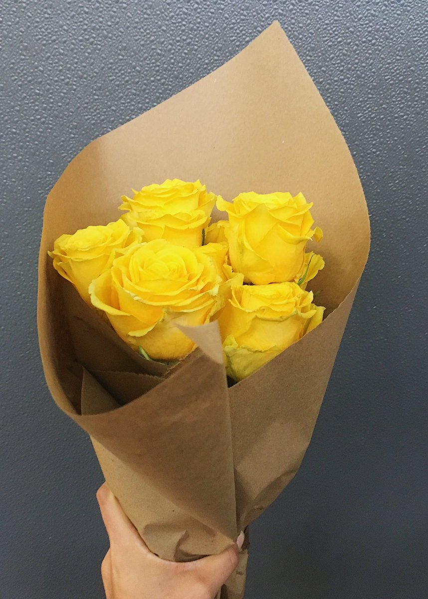 flowerboysindy's tweet photo. Sunny roses to remind you that our workshop at @sunkingbrewing is this Sunday! Visit our eventbrite page to snag tickets! โ๏ธโ๏ธโ๏ธ
.
.
#flowershop #indyflowershop #shoplocal #loveindy #indyhub #indyflorals #DIYflorals #floralworkshop #floralDIY #DIYfloraldesign #downtownindy https://t.co/DCcX58w6F8