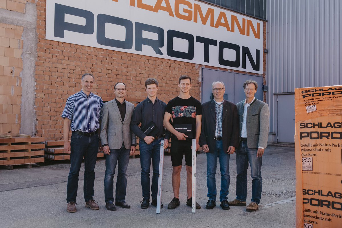 SchlagmannT9's tweet image. Zweimal #Bestnote 1,0: #SchlagmannEdmüllerStiftung zeichnet Maurergesellen der Bau-Innung #Füssen-#Marktoberdorf aus. Wir gratulieren herzlichst! Mehr zur Arbeit der #Stiftung: bit.ly/2XqVwVP #Ziegel #Handwerk #Ausbildung @BayBaugewerbe @Das_Baugewerbe @Baugewerbe_Mag