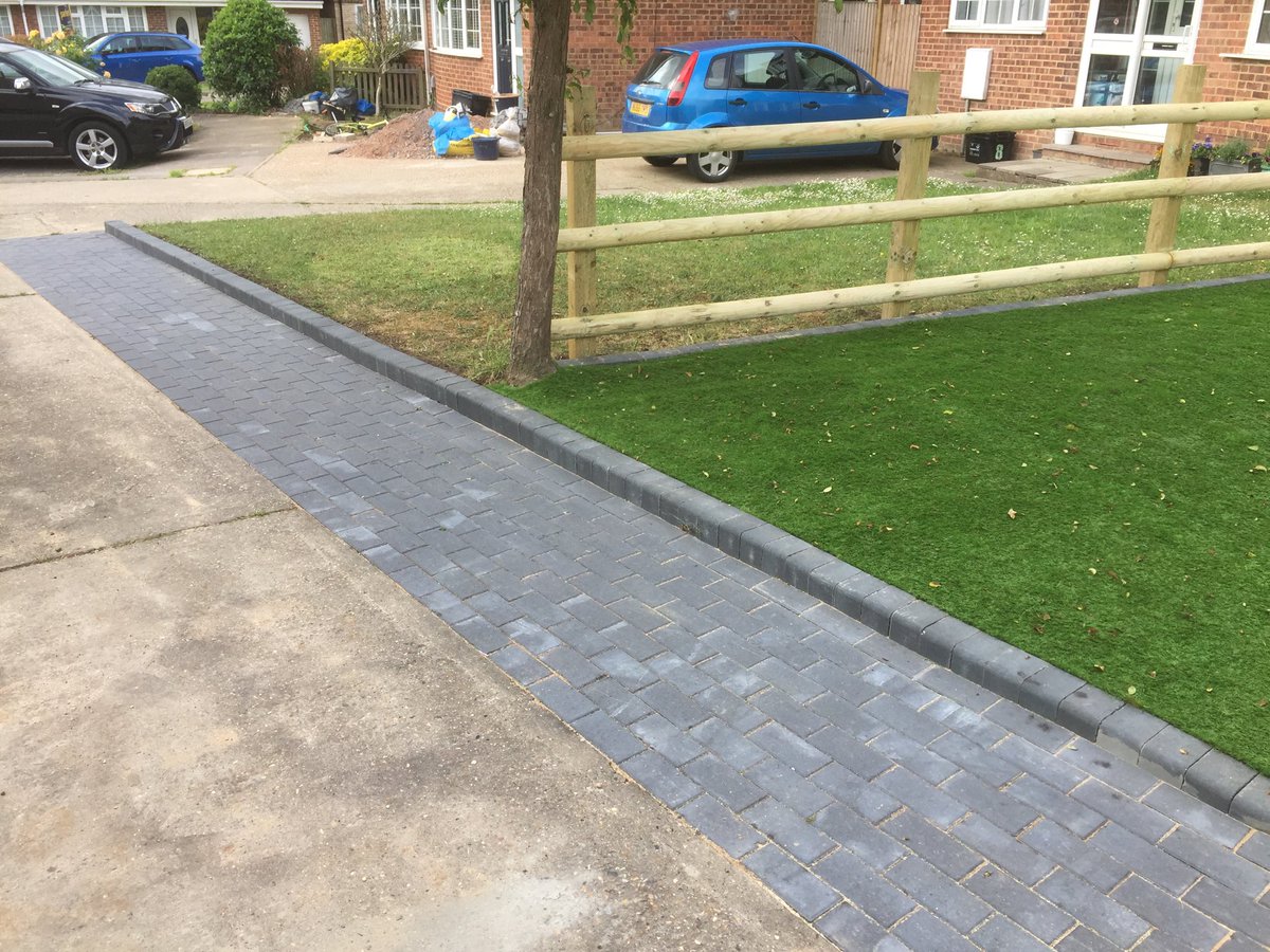 MarkMnowell's tweet photo. New artificial lawn, block paved path with edgings and post & rail fencing for client in Earley #landscaping #BerkshireBoundaries #DirectoryofExcellence https://t.co/VIOqouaPS7