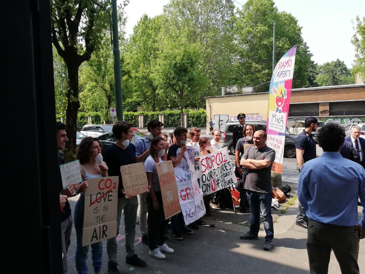 Connect4Climate's tweet photo. What a great #youth mobilisation on #WorldEnvironmentDay. @SergioCosta_min dialogued with approximately 100 students about clean air and other #solutions4climate.
It’s time to #stepup for #climateaction
@minambienteIT @fffitalia
#Youth4Climate #YouthTakeover #BeatAirPollution https://t.co/dbg1THFLyg
