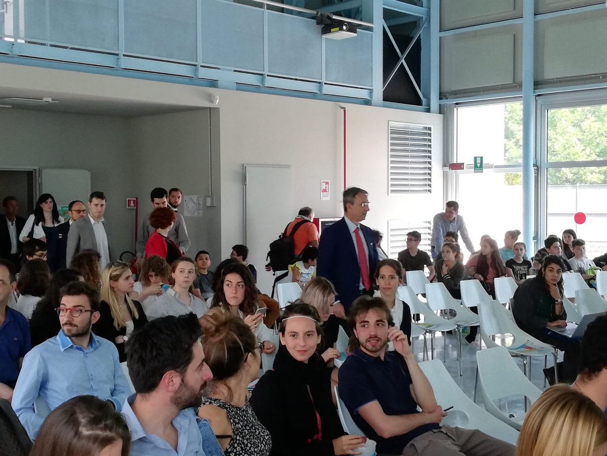 Connect4Climate's tweet photo. What a great #youth mobilisation on #WorldEnvironmentDay. @SergioCosta_min dialogued with approximately 100 students about clean air and other #solutions4climate.
It’s time to #stepup for #climateaction
@minambienteIT @fffitalia
#Youth4Climate #YouthTakeover #BeatAirPollution https://t.co/dbg1THFLyg