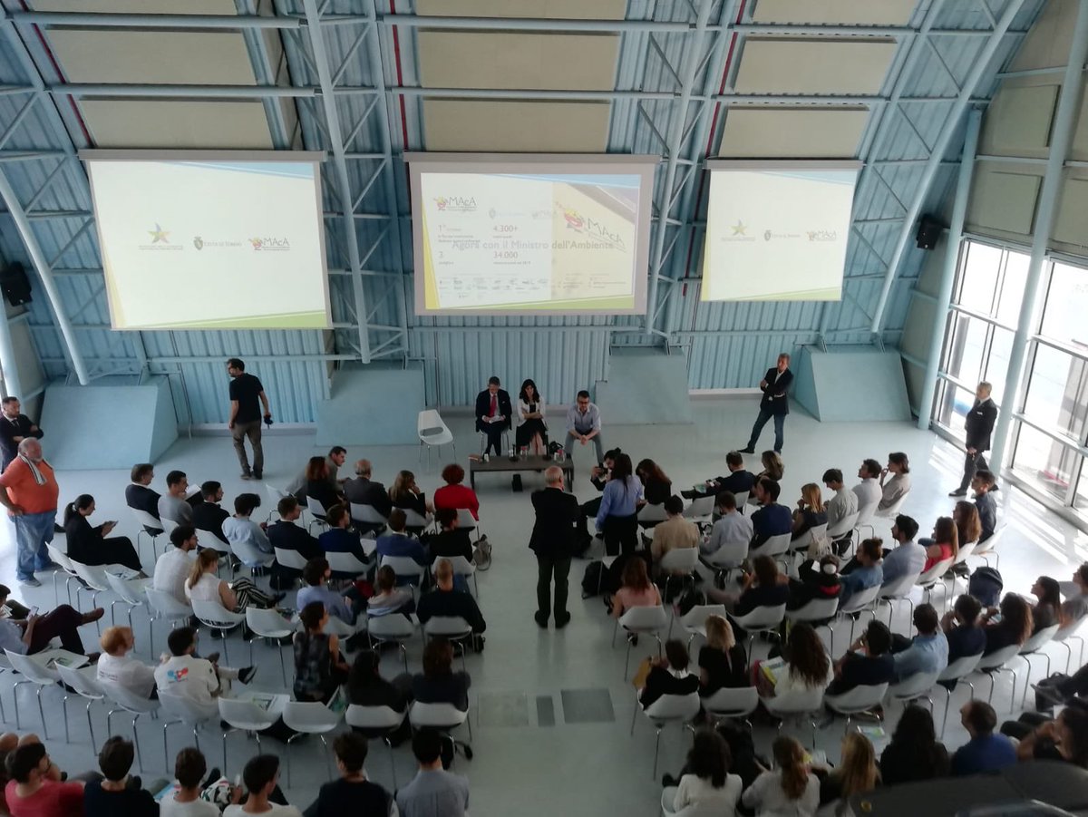 Connect4Climate's tweet photo. What a great #youth mobilisation on #WorldEnvironmentDay. @SergioCosta_min dialogued with approximately 100 students about clean air and other #solutions4climate.
It’s time to #stepup for #climateaction
@minambienteIT @fffitalia
#Youth4Climate #YouthTakeover #BeatAirPollution https://t.co/dbg1THFLyg