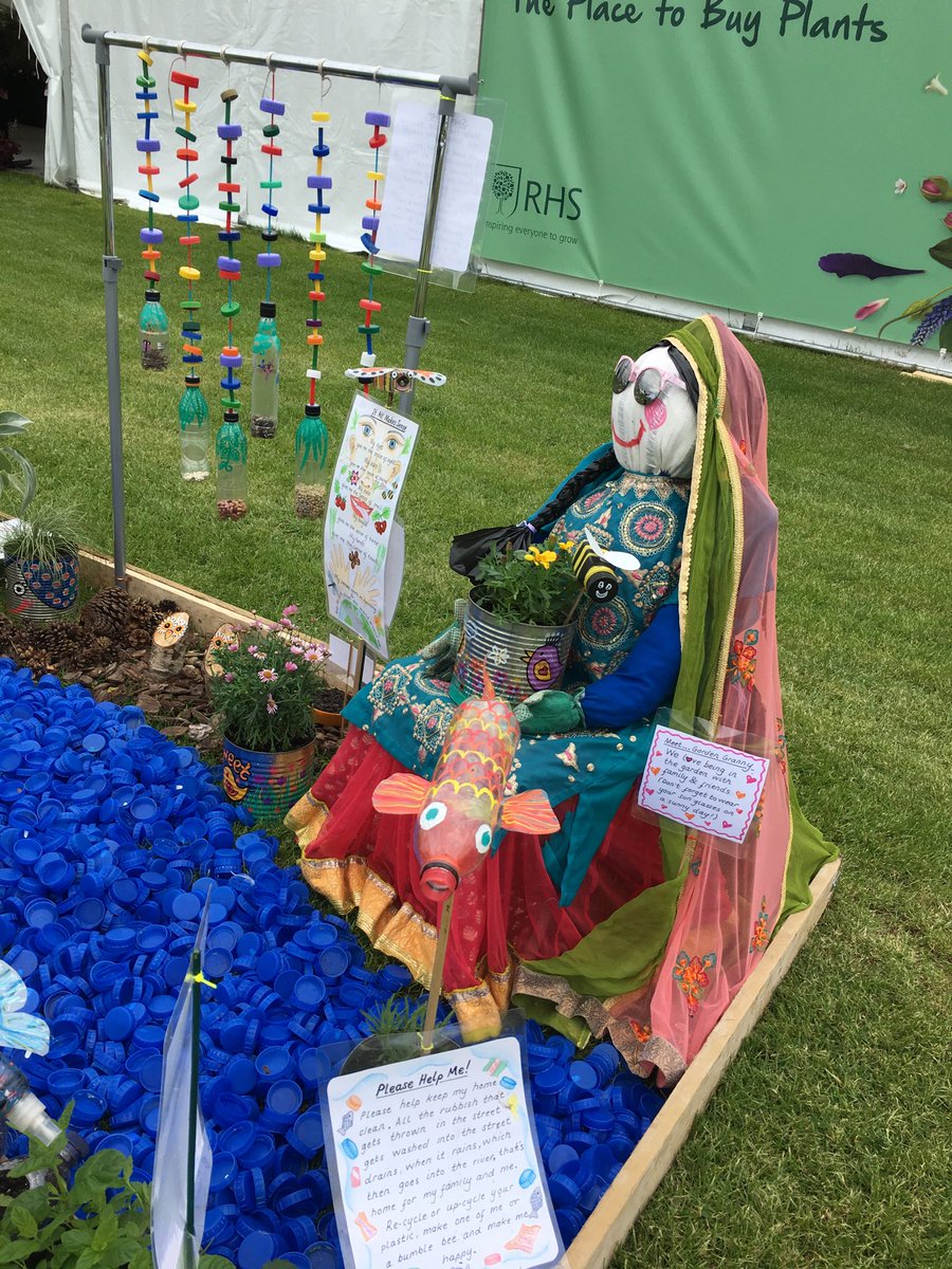 ⁦@MayflowerPSch⁩ Gardening Granny looks fabulous and is looking after the gardens. Well done to the Greenfingered Eco Worrier @ school... always looking for ops to promote sustainability.⁦@ChatsworthSchools.⁦@EcoSchoolsLCC⁩