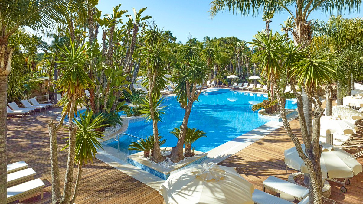 Enjoy the Algarvian weather by our amazing swimming pool surrounded by greenery of our Tropical Gardens. Contact us at reservations@riaparkhotels.com or by calling (+351) 289 359 800. #riaparkhotels #summerholiday #luxuryhotel #familyresort #algarve #portugal